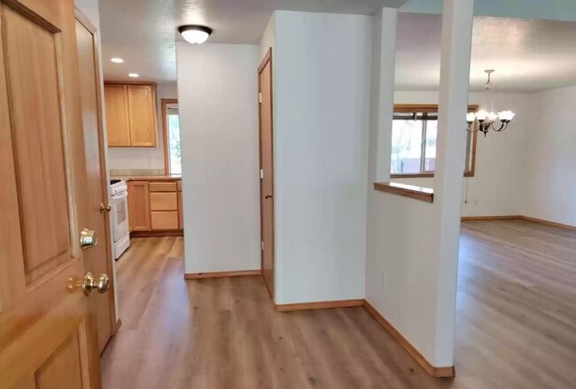 Foto del edificio - Spacious, updated home with A/C in SW Bend!