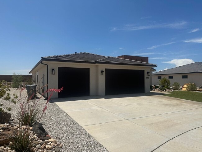 Building Photo - 3 bed plus office / 2.5 bath / 3 car Singl...