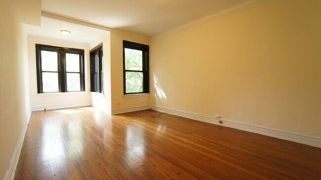 Foto del edificio - 2650 N Milwaukee Ave