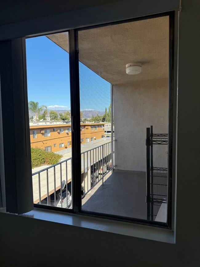 Building Photo - Valley Village-One Bedroom Apartment – Lig...