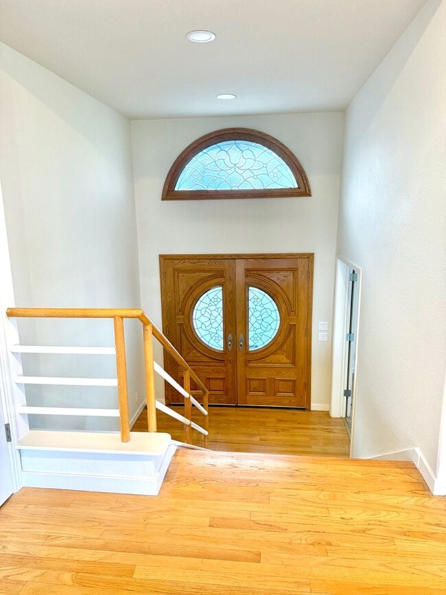 Foto del edificio - $4,390 / 3 BR - HILLTOP HOME WITH STUNNING BAY & BRIDGE VIEW IN HAYWARD!