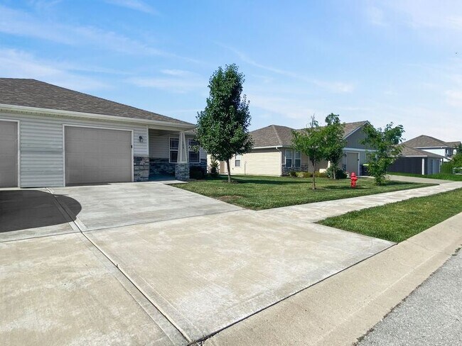 Building Photo - 108 SW Sunflower St