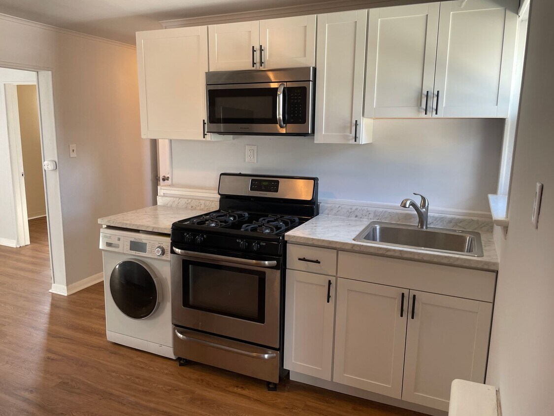 Foto principal - Aston 2 bed 1 bath apartment