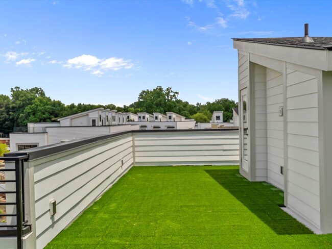 Foto del edificio - Townhome in West End with Rooftop Terrace ...