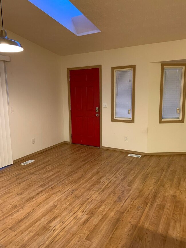 Foto del edificio - AVAILABLE NOW!! West side - 2 Bdrm, 1 Bath