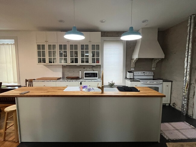 Building Photo - 811 Center St