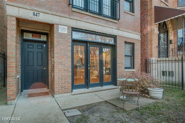 Building Photo - 847 N Mozart St