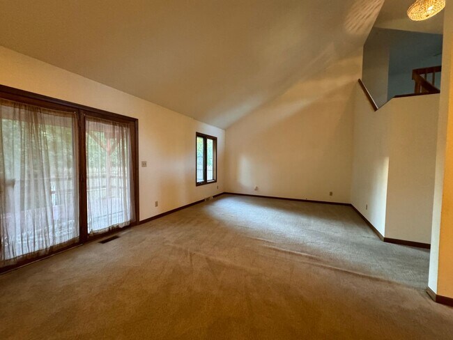 Building Photo - 2 bedroom 1.5 bathroom house. Fenced in ba...