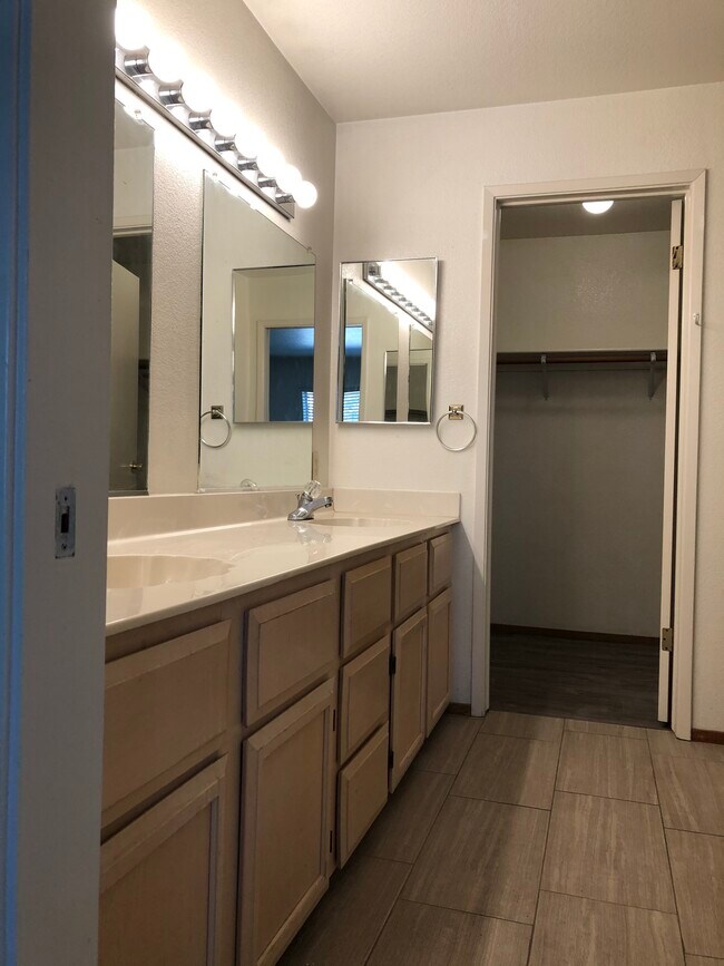 bath in master suite - 816 14th St