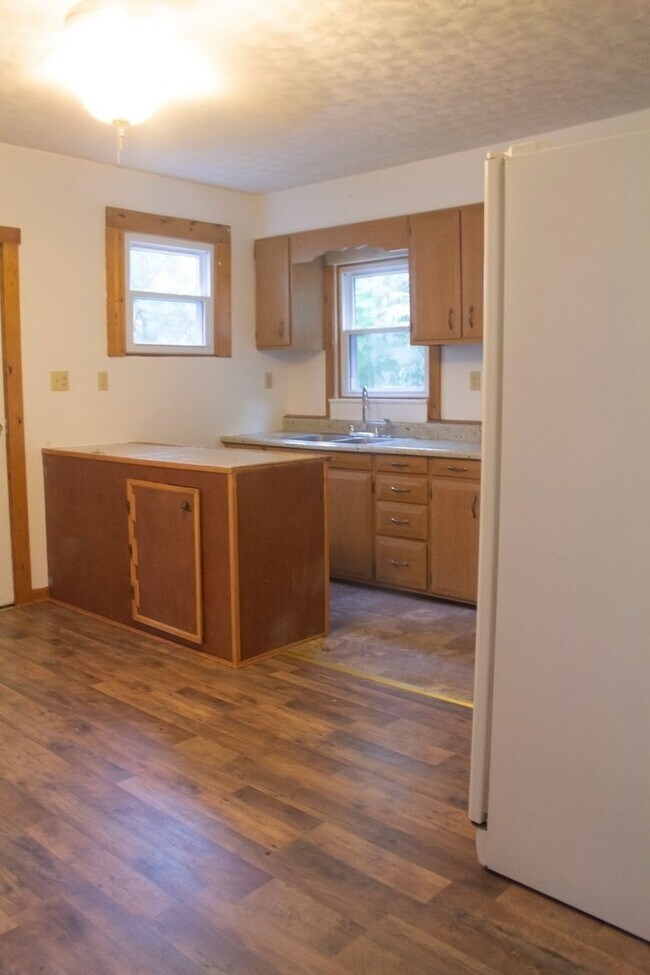 Building Photo - Large 3 Bedroom single family home