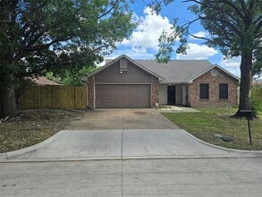 Building Photo - 1500 Briarpath Ln