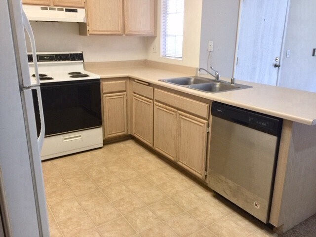 Foto del edificio - RB 2 Br 2 BathPetOK+washer+Dryer All Appl 2 Prkg spots>TEXT 858-774-1574