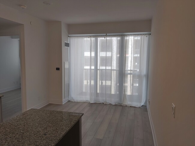 Photo du bâtiment - 36 Elm Dr W