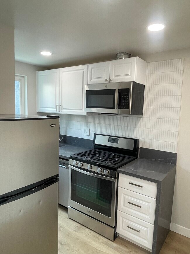 Cocina - 4121 1/2 Supreme Ct