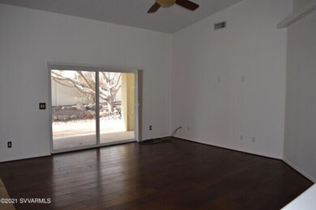 Building Photo - 3 Bedroom 2 Bath Home - Contact Property Pros Property Management