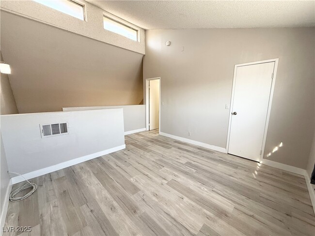 Foto del edificio - 5187 Garden Ln