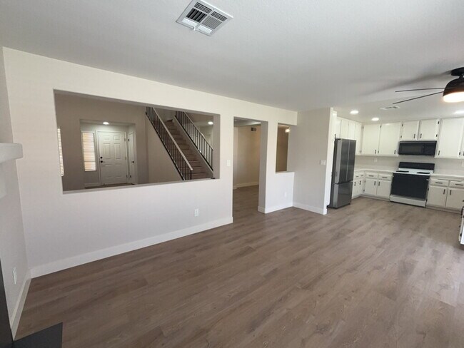 Foto del edificio - Step into this charming 3-bedroom, 3-bathr...