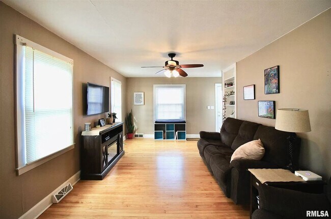 Building Photo - Beautiful 2 bed 1 bathroom home in Rock Island!