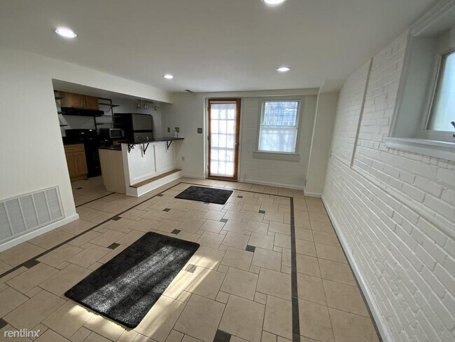 Foto del edificio - 1662 Hobart St NW