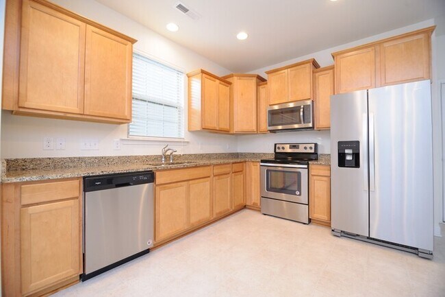 Building Photo - A Must See!!