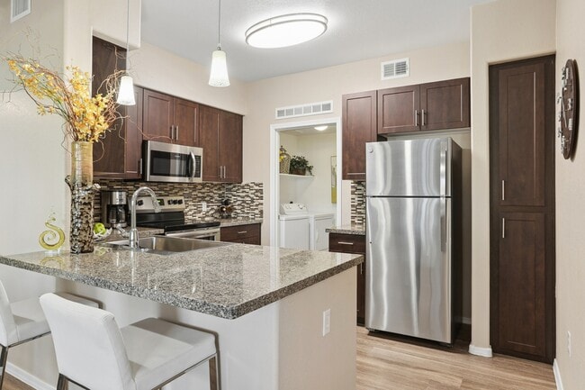 Bienvenido a Highland Groves en Morrison Ranch, donde el diseño moderno se une a la comodidad cotidiana. Disfrute de electrodomésticos de última generación, amplios espacios y acabados elegantes. ¡Encuentre su hogar ideal hoy mismo y mejore su estilo de vida! Explore sus opciones ahora. - Highland Groves at Morrison Ranch Apartments