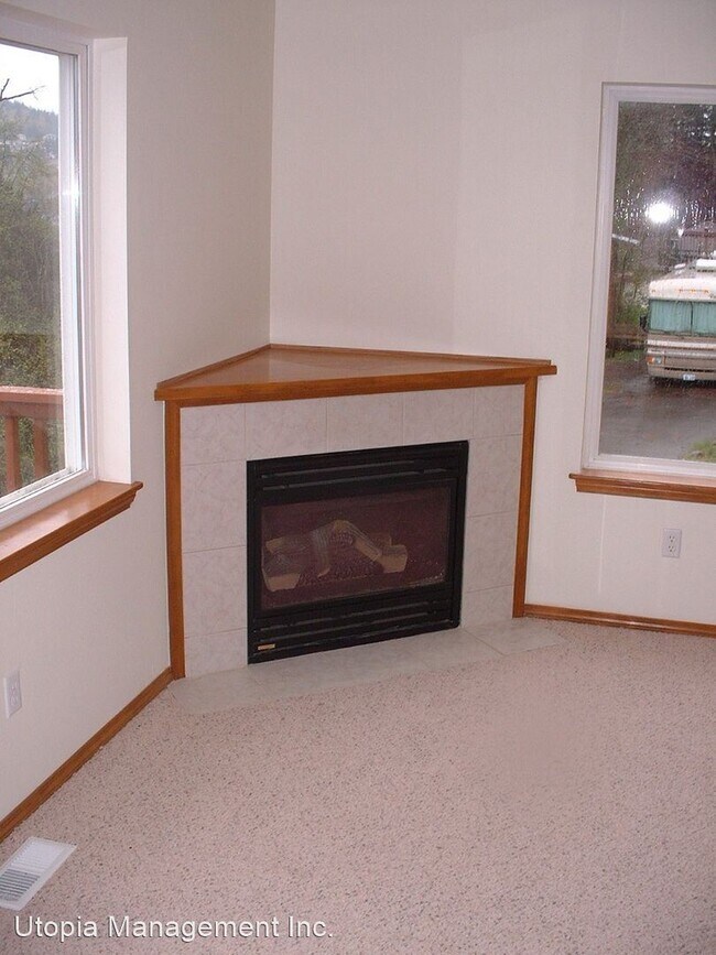 Building Photo - 6 br, 3 bath House - 124 33RD ST.