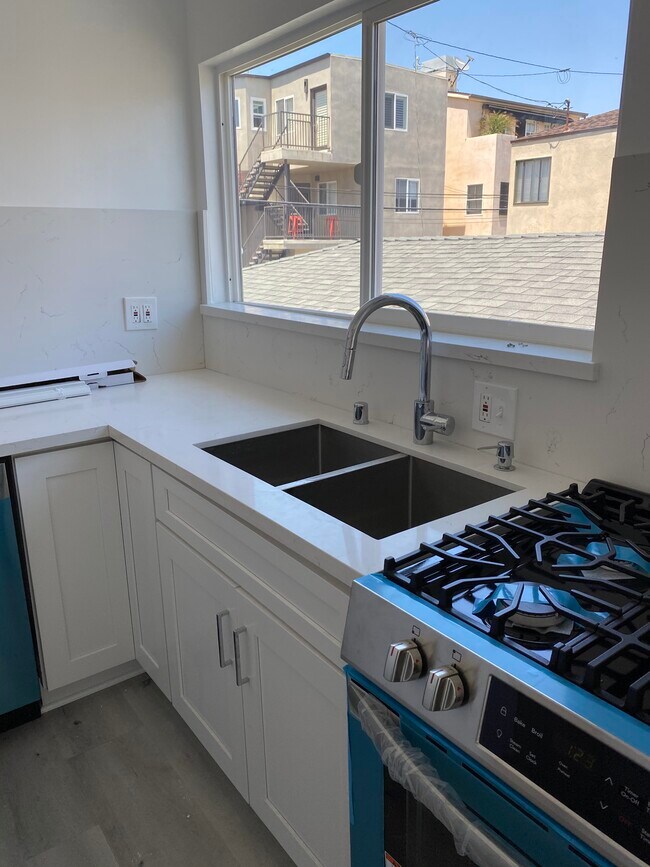 Kitchen sink - 441 31st St