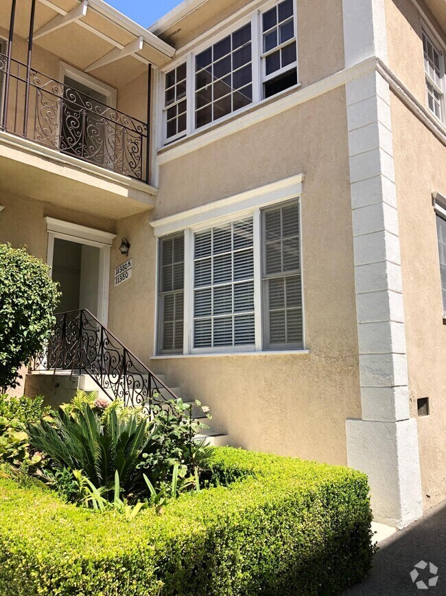 Brentwood Circle Houses for Rent with a Swimming Pool Los Angeles, CA