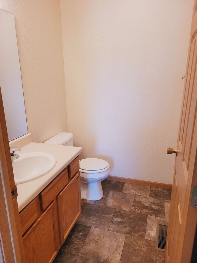 Building Photo - Charming Townhome Centrally Located