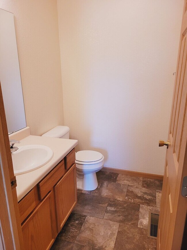 Foto del edificio - Spacious Town Home