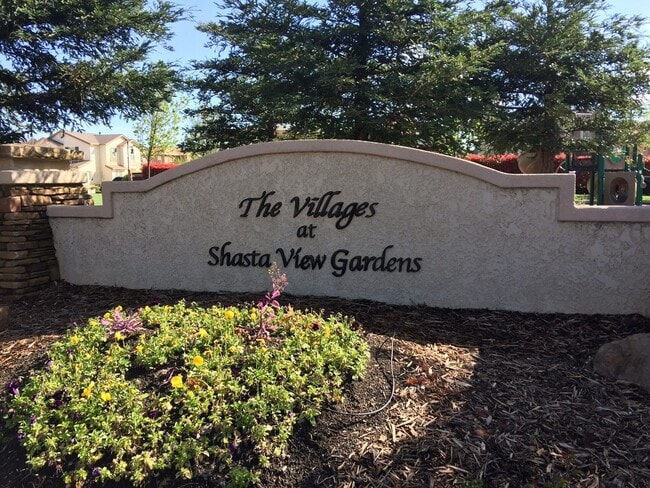 Building Photo - Townhouse in the Villages at Shasta View G...