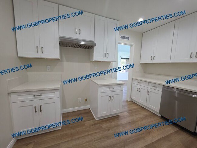 Building Photo - Gorgeous Turnkey 4 BD / 2.5 BA Home in Hawthorne