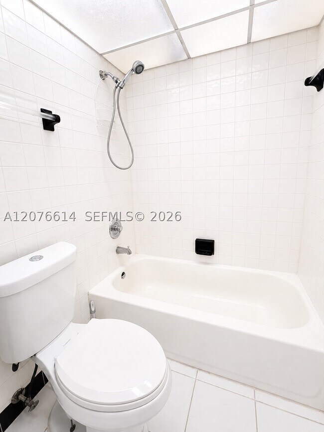 Building Photo - 3660 Inverrary Dr