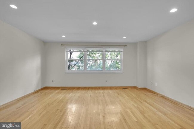 Building Photo - 6736 Emlen St