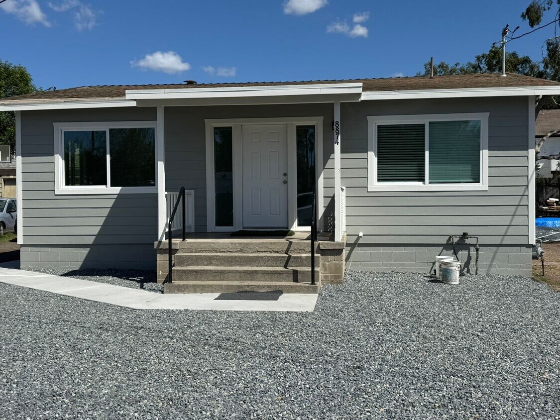 Foto principal - FULLY REMODELED 2BR/1BA home w/ parking an...