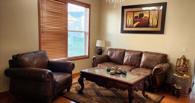 Building Photo - Beautiful 5 Bed Executive Home! Pet Friend...