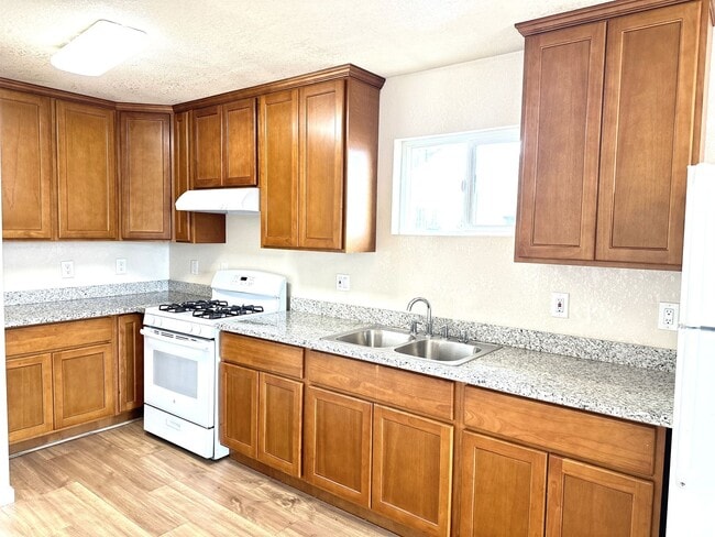 Building Photo - Charming, Humble Yet Inviting 2 Beds 1 Bat...
