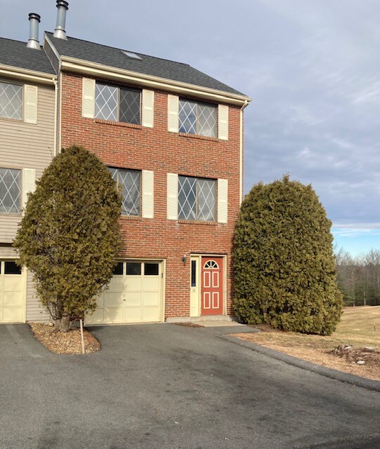 16 Rollins Ct, Merrimack, NH 03054 Townhome Rentals in Merrimack NH