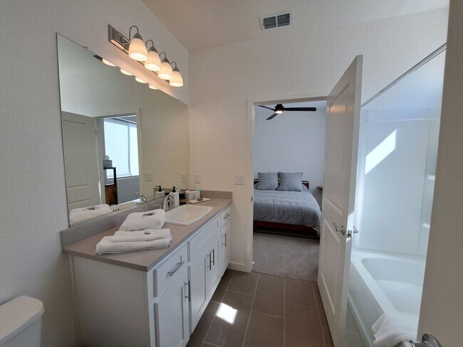Foto del edificio - Gorgeous Smart Home is Clean & Loaded!  - ...