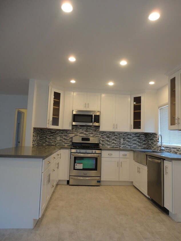 Primary Photo - 3180 Rowena Ave