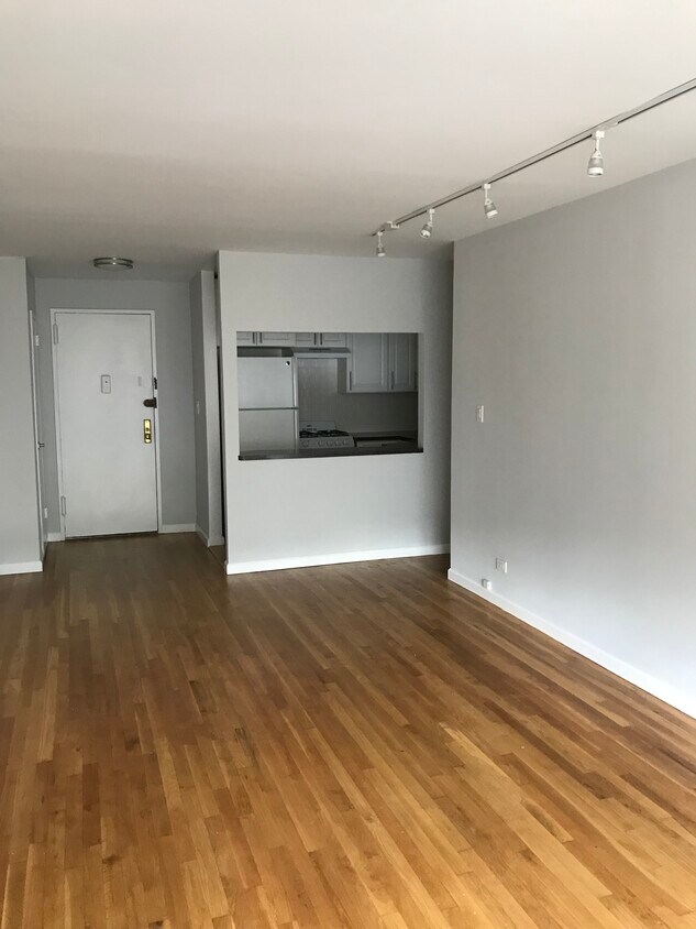 Primary Photo - 5715 Mosholu Ave