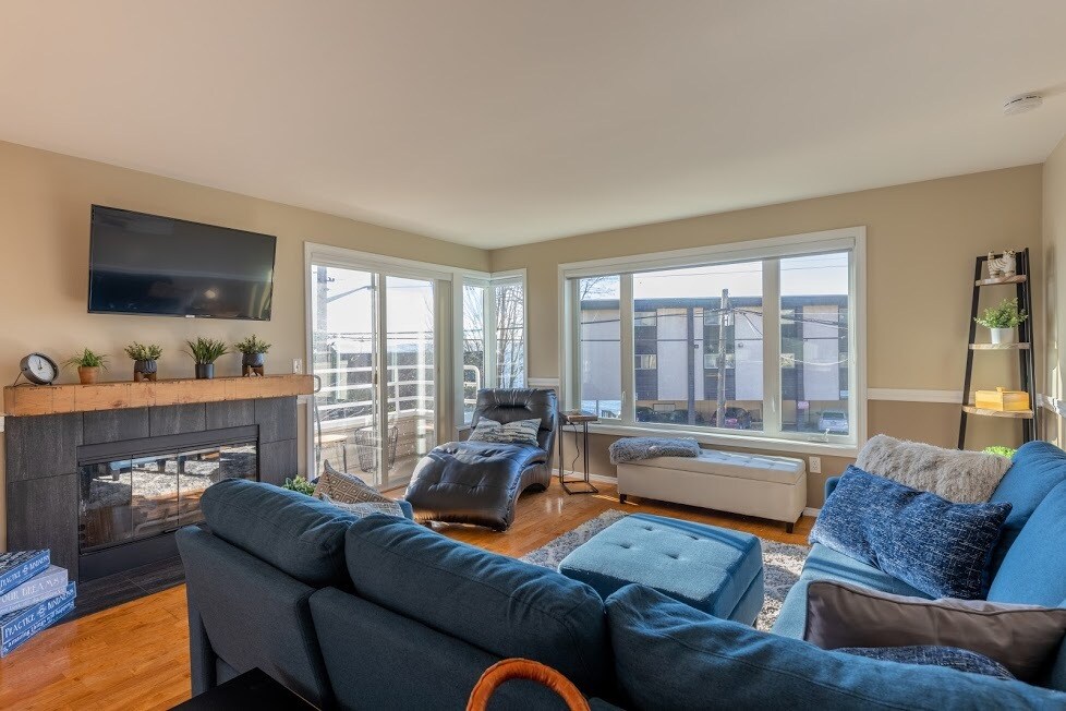 Main living area with lots of natural light, water view - 3824 Beach Dr SW