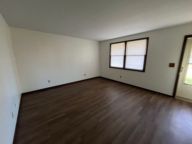 Building Photo - 225 Teakwood Dr