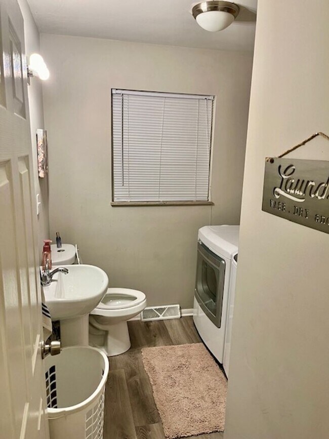 Foto del edificio - Spacious 3-bedroom, 2.5-bathroom house in ...