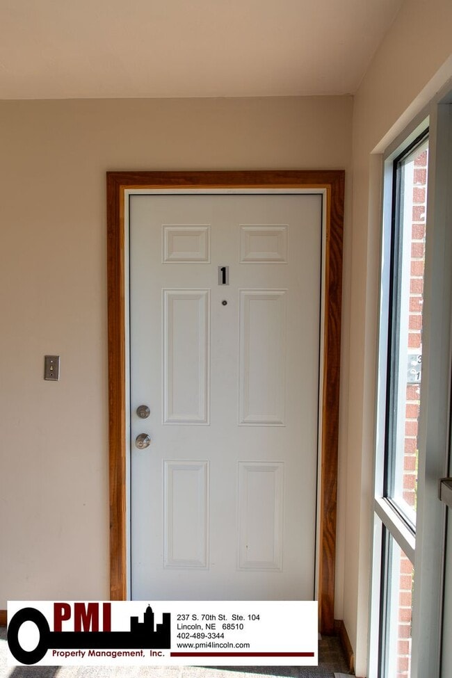 Building Photo - 2 Bedroom and 1.5 Bathroom Apartment Avail...