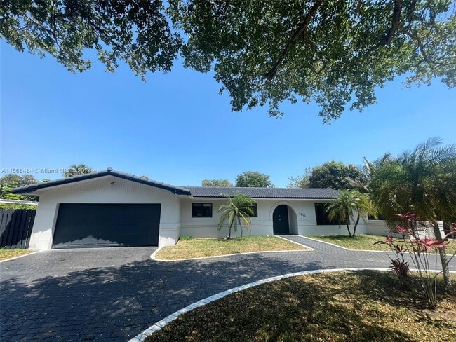 Building Photo - 700 Gardenia Ln