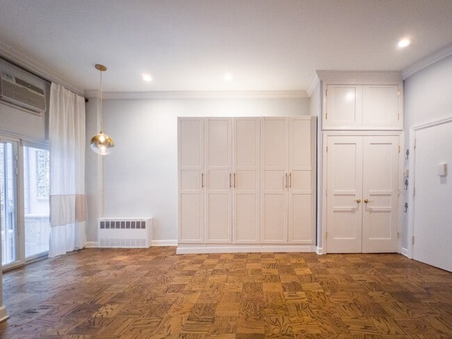 Building Photo - 316 W 83rd St