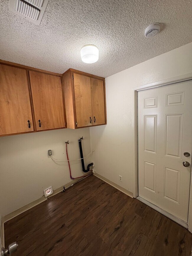 Foto del edificio - Cozy Home on Spacious Lot with Pool Available Now!