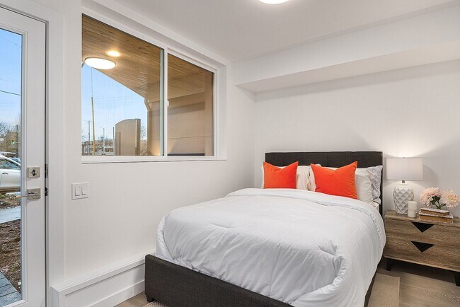 Foto del edificio - Stylish, Bright and Efficient 2 bed 1.75 Bath Townhome. Walk to U-Village!