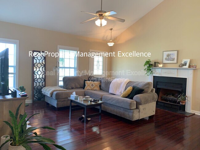 Foto del edificio - 28 Clover Dr